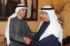 عادل الخرافي يقدم التهاني