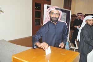 دعبيد الوسمي خلال عملية التصويت 	متين غوزال﻿