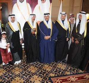 الشيخ جابر العبدالله مقدما التهاني ويبدو الشيخ احمد جابر العبدالله ودعبدالله المعتوق ﻿