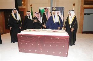 الشيخ صباح الخالد مشاركا السفير عبدالعزيز الفهيد قطع كيكة الاحتفال بحضور دعبدالعزيز الفايز والشيخ خليفة ال الخليفة وعلي بن شكر وضاري العجران﻿