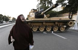 معارضة مصرية تهتف امام قصر الاتحادية الرئاسي امس الاول اپ