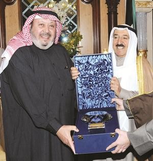 صاحب السمو الامير يتسلم هدية تذكارية من فيصل القناعي﻿