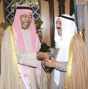 صاحب السمو الامير يتسلم هدية تذكارية من سعد الفرج﻿