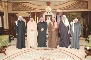 سمو ولي العهد الشيخ نواف الاحمد مستقبلا الشيخ فيصل الحمود وفيصل القناعي والفنان سعد الفرج ووليد العوضي وبدر سعد الفرج﻿