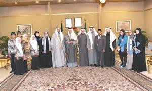 سمو رئيس الوزراء الشيخ جابر المبارك متوسطا د عبدالله المعتوق وعددا من المشاركين في رحلة الخير الشبابية لاندونيسيا﻿
