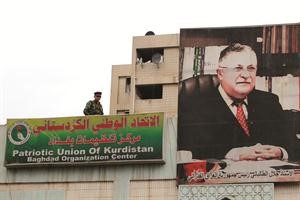 صورة الرئيس جلال طالباني تعلو مقر الاتحاد الوطني الكردستاني في بغداد افپ