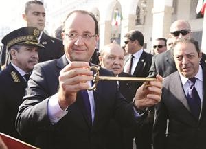 الرئيس الفرنسي فرنسوا هولاند يحمل مفتاح الجزائر خلال زيارته امس افپ