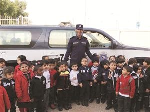 الاطفال مع احد افراد الشرطة﻿
