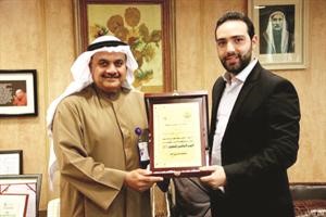 فيصل المطوع يتسلم الدرع التذكارية