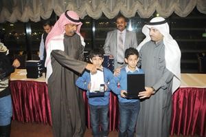 الموعد يكرم طالبا متفوقا هاني الشمري