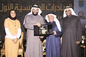 محسام الخرافي ومفارس العنزي ومزينب لاري يكرمون مجابر ابوالحسن