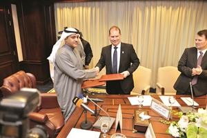 مسالم الاذينة يتبادل بنود الاتفاق مع فريزر كيرلي
