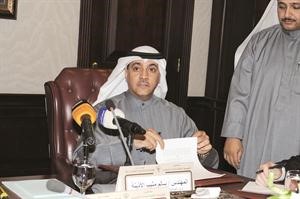 الاذينة متحدثا خلال توقيع العقد قاسم باشا