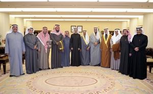 رئيس مجلس الامة علي الراشد متوسطا اعضاء اللجنة التنفيذية لبعض دواوين الكويت﻿