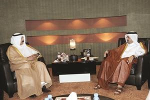 السفير علي الهيفي يسلم الرسالة الى علي بن فهد الهاجري﻿