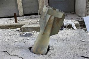 قذيفة اطلقتها القوات النظامية ولم تنفجر في عين ترما في الغوطة 	رويترز﻿