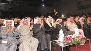 وزير الاعلام الشيخ سلمان الحمود متوسطا الامين العام معلي اليوحى والشيخ دعيج الخليفة والفنان القدير سعد الفرج ومحمد المنصور ووليد العوضي
