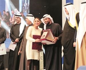 واحلام حسن تتسلم جائزة افضل ممثلة دور اول وجائزة الراحل غانم الصالح من رئيس ستيچ قروب عبد المحسن العمر