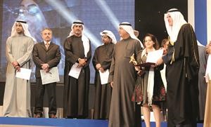 فاطمة المسلم تتسلم جائزة افضل نص مسرحي نرفانا