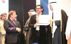الشيخ سلمان الحمود يسلم جائزة افضل عرض مسرحي لرئيس فرقة مسرح الشباب علي وحيدي
