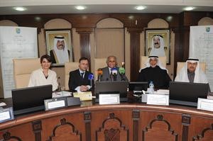 دعبداللطيف البدر ودلودو دي فيرم ودحسن السند خلال توقيع الاتفاقية	اسامة ابو عطية﻿