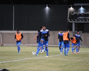 لاعبو الازرق خلال تدريبهم على ملعب الاتحاد 	هاني الشمري﻿