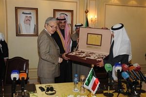 الشيخ صباح الخالد يقدم هدية تذكارية الى نائب رئيس الوزراء ووزير الخارجية البلجيكي﻿