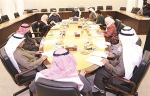 رئيس مجلس الامة علي الراشد مترئسا اجتماع مكتب المجلس خلال مناقشة الية حل مشكلة مبنى الاعضاء الجديد مع وفد وزارة الاشغال