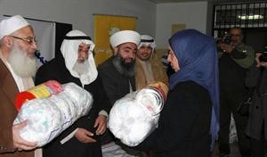 جانب من توزيع المساعدات على النازحين السوريين﻿