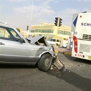 مقدمة السيارة الالمانية تحطمت تماما اثر الحادث﻿