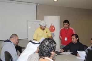 الزميلان سمير بوسعد وعبدالعزيز جاسم يشرفان على اجراء القرعة سالم الشمري
