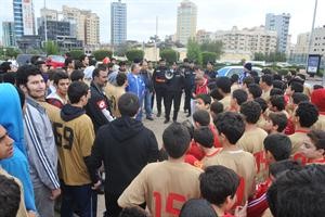 رجال الداخلية يلقون تعليمات الامن والسلامة قبل بدء السباق
