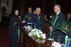 الشيخة دسعاد الصباح خلال تسلمها الجائزة