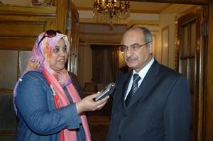 السفير درشيد الحمد متحدثا للزميلة هناء السيد