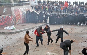عناصر الامن المركزي ساعدت بشكل كبير في فض الاشتباكات امام مسجد القائد ابراهيم في الاسكندريةافپ