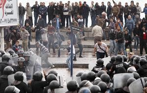التراشق بالحجارة كان السمة السائدة خلال الاشتباكات بين انصار الرئيس المصري ومعارضيه في الاسكندرية امس﻿