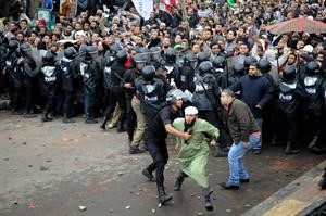  والامن يحاول التفريق بين الجانبين امام مسجد القائد ابراهيم	افپ﻿