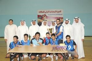 عبدالله الهيفي ومحمد الدجيني وعبدالعزيز السمحان وراشد بورسلي مع الفريق الفائز بالدورة الرمضانية التي نظمتها الجمعية في كرة القدم﻿