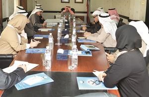 الشيخ دابراهيم الدعيج خلال لقائه اعضاء لجنة ترميم السوق﻿
