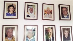 صورة عبدالعزيز البابطين الى جانب كبار الشخصيات﻿