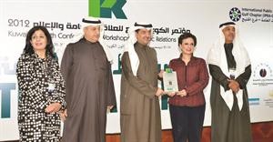 وليد الخشتي يتسلم تكريم زين