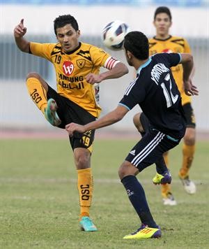 لاعب القادسية نواف المطيري يحول الكرة	الازرقكوم﻿