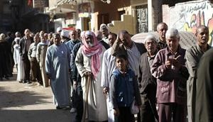 طابور من المصريين امام احدى لجان الجيزة في انتظار الادلاء باصواتهم في الاستفتاء امس افپ