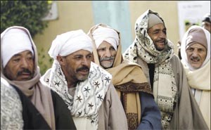 طابور من المصريين امام احدى لجان بني سويف في انتظار الادلاء باصواتهم