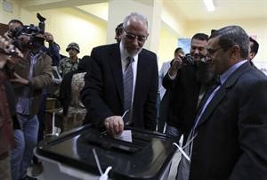 المرشد العام لجماعة الاخوان المسلمين د محمد بديع يدلي بصوته امس رويترز 