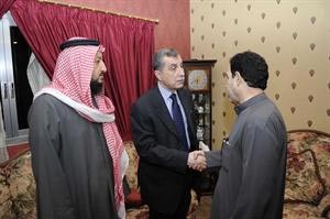 السفير اللبناني معزيا والد المجني عليه وخاله