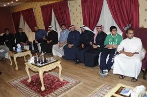 اقارب واصدقاء المغدور في العزاء