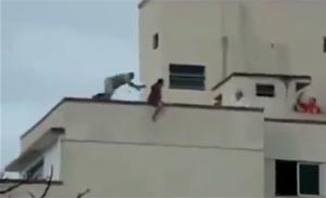 بالفيديو.. انقاذ فتاة من الانتحار بإعجوبة