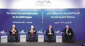العريان متوسطا الرئيس التنفيذي لمجموعة بنك الكويت الوطني ابراهيم شكري دبدوب والرئيس الفخري للمعهد الوطني للبحوث في الولايات المتحدة مارتن فيلدستاين ونائب رئيس مجموعة سيتي غروب السابق ويليام رودز في ندوة البنك الوطني السنوية في العام الماضي