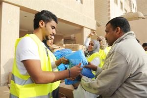 المتطوعون والمتطوعات خلال عملية توزيع الكسوة
